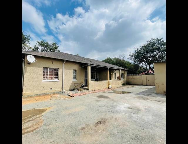 13 BEDROOM HOUSE FOR SALE IN BOKSBURG NORTH